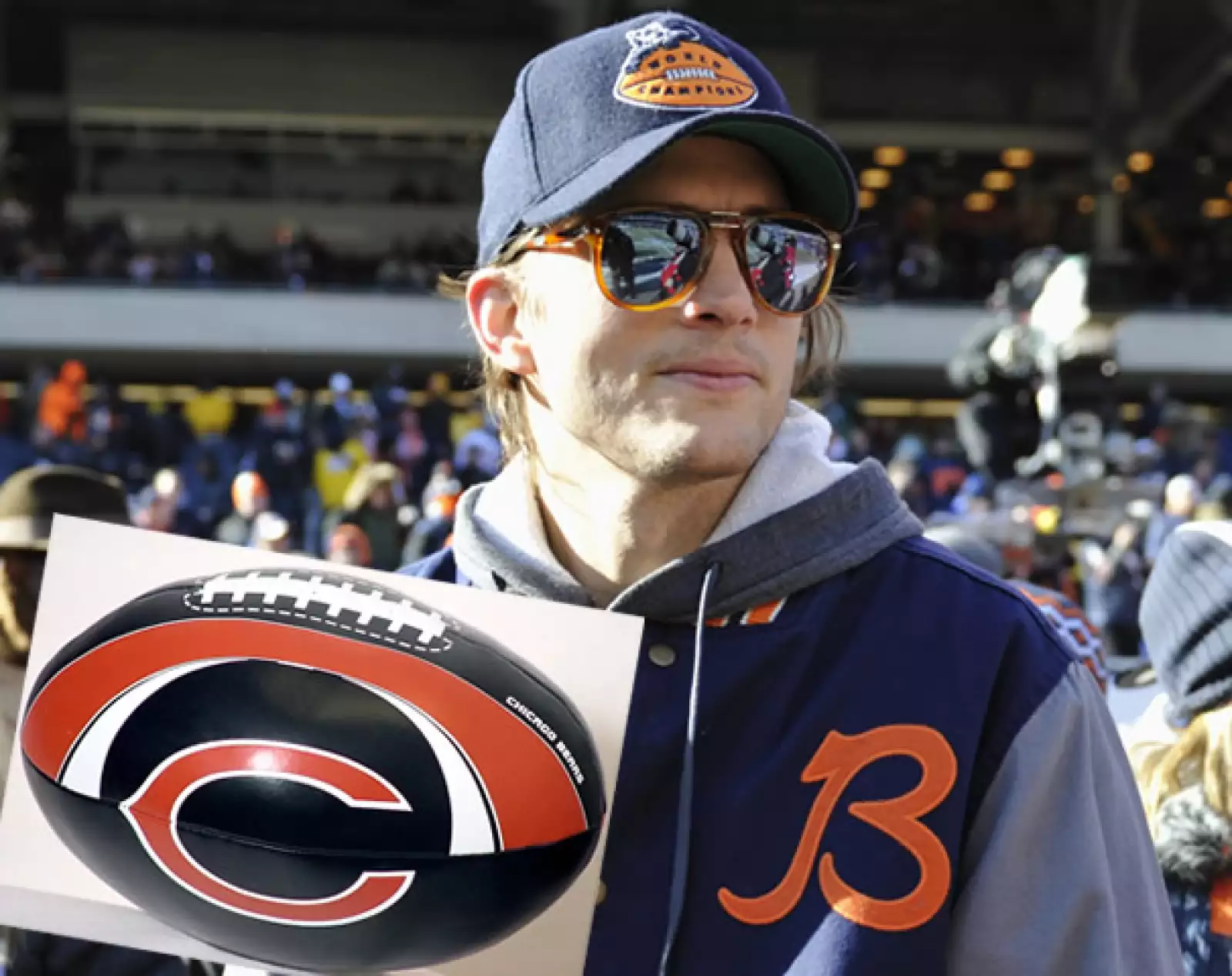 Ashton Kutcher, a diferencia de Demi, es seguidor de los Osos de Chicago.