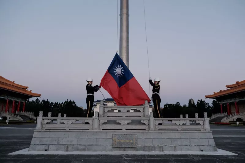 Los guardias izan la bandera nacional de Taiwán en el Boulevard de la Democracia en el Salón Conmemorativo de Chiang Kai-shek en Taipei el 14 de enero de 2024.