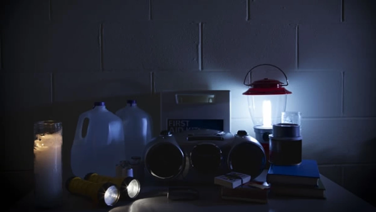 Agua, veladora, lámparas y víveres son indispensables para sobrevivir a un desastre natural, según expertos
