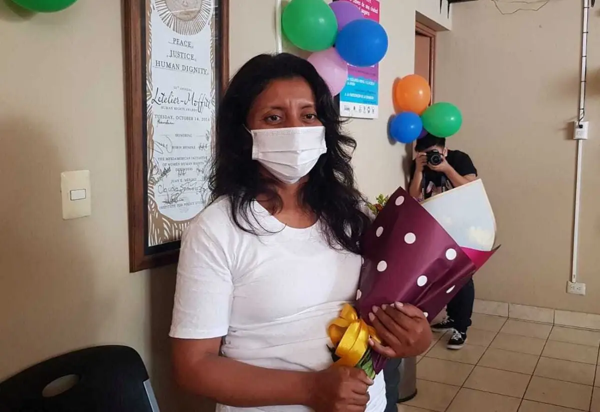 Elsy, que fue sentenciada a 30 años en prisión y que ha pasado 10 años detrás de las rejas por homicidio agravado después de sufrir un aborto espontáneo, posa para una foto después de ser liberada de la cárcel en San Salvador, El Salvador. 