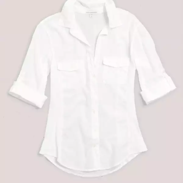 Una camisa blanca es un básico que va con todo.