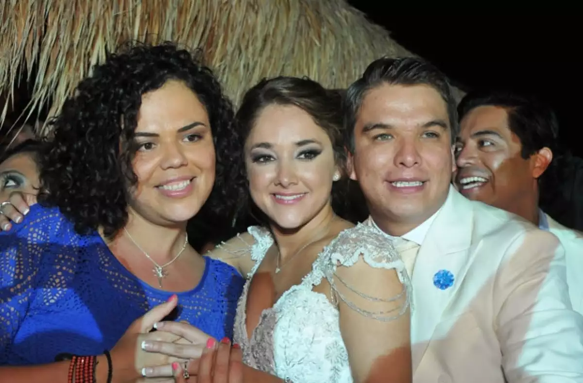 La senadora del PAN, Mariana Gómez del Campo, estuvo entre los invitados y se tomó la tradicional foto con los recién casados.