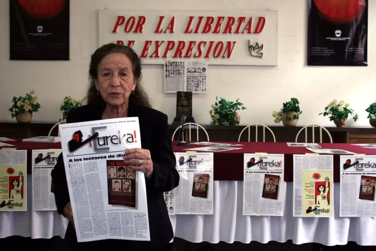 Rosario Ibarra de Piedra, fundadora del comité Eureka, falleció la mañana de hoy a los 95 años de edad en Monterrey, Nuevo León. En la imagen, la activista presentó en el Club de Periodistas, el periódico Eureka para la búsqueda de los desaparecidos durante la guerra sucia de los años 70s, esto en 2007.
FOTO: RICARDO CASTELAN/CUARTOSCURO.COM