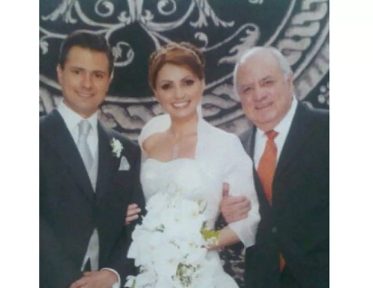 La primera dama mexiquense estuvo informando en su cuenta Facebook sobre el estado de salud de su padre, Manuel Rivera.
