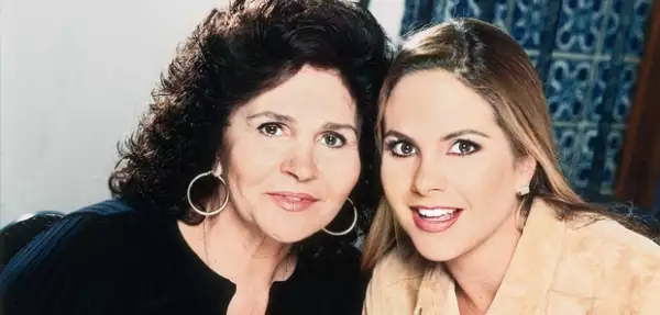 GUARDIANA. Lucero León supervisó la sesión de fotos de su hija.
