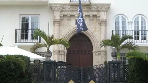 La mansión construida por el desaparecido diseñador Gianni Versace fue puesta a la venta, eportaron aquí fuentes de bienes raíces.