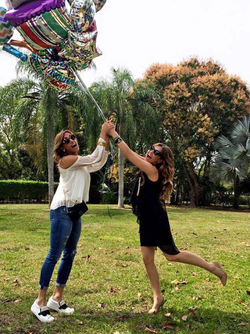 "Flaca agarrame que me vuelo con los globos y toda mi #thaliasodicollection 😂😜😂😜 #happybirthday @liliestefan 🎉🎉", Thalía escribió con esta foto.