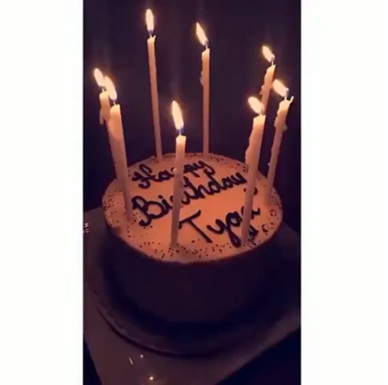 A pesar de los problemas que ha tenido la pareja, Kylie no quiso dejar pasar la celebración a su novio.
