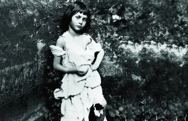 Un supuesto amor platónico por una niña bien fue la razón por la que Lewis Carroll escribió, a mediados del siglo XIX, Alicia en el país de las maravillas, relato que Tim Burton lleva al cine.