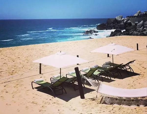 La mayor de las Kardashian se despidió en español del paradisíaco destino. "Adiós Cabo", agregó.