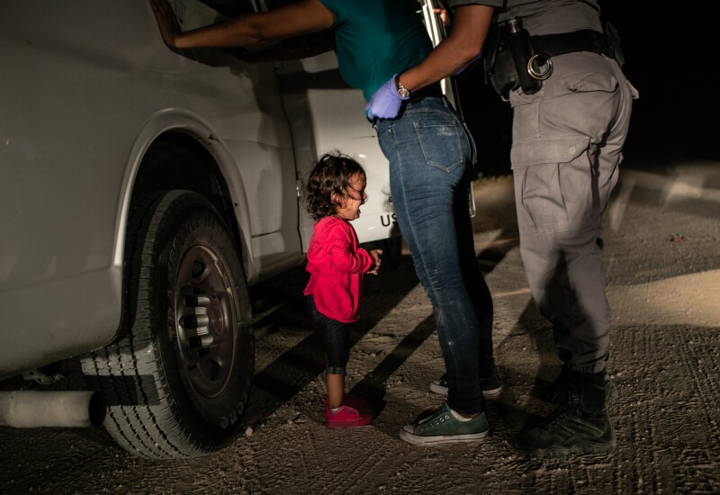 John Moore, Crying girl on the border, World Press Photo