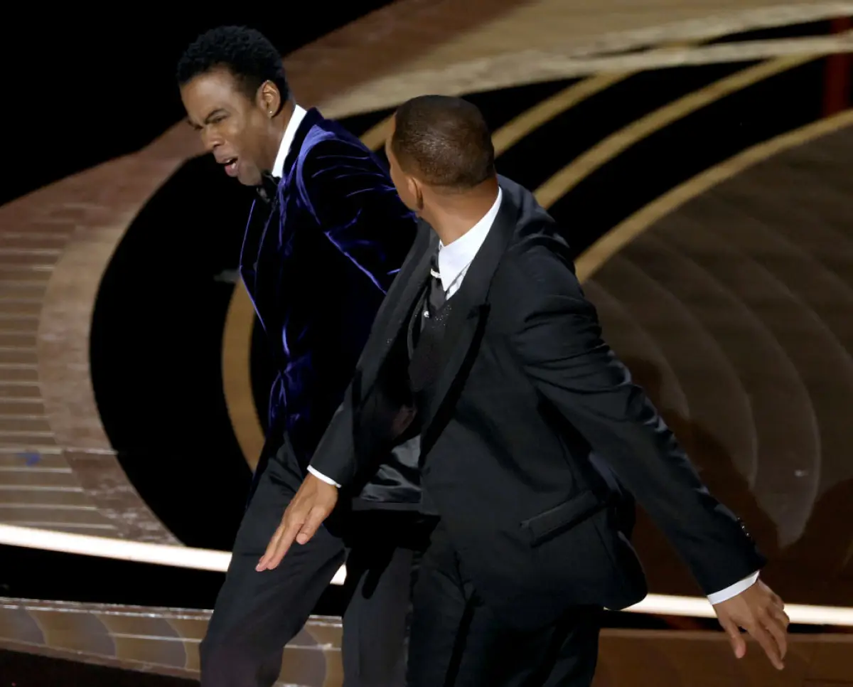 Will Smith golpea a Chris Rock en los Oscars 2022. 