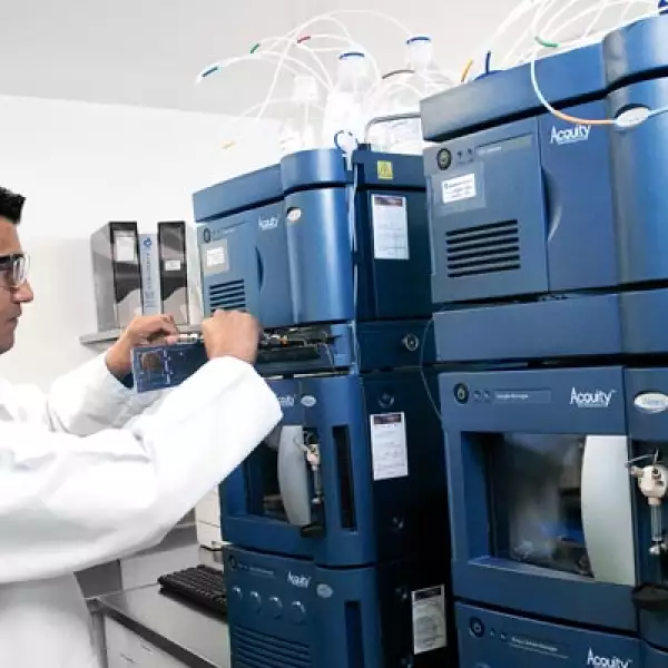 Con el uso de PLC se comprueba  que funciona el activo químico de los medicamentos.