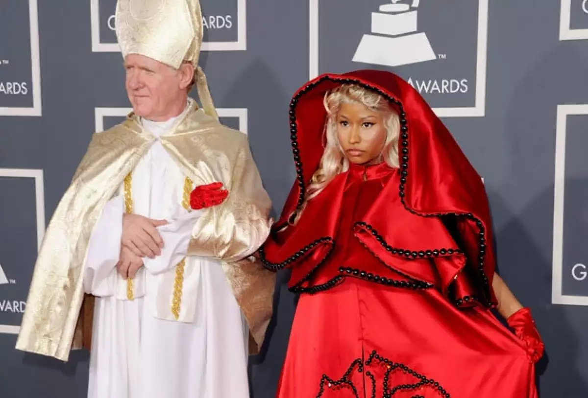 Nosotros seleccionamos a las 10 famosas que peor lucieron en los Grammy y nuestros lectores eligieron a la del peor look.