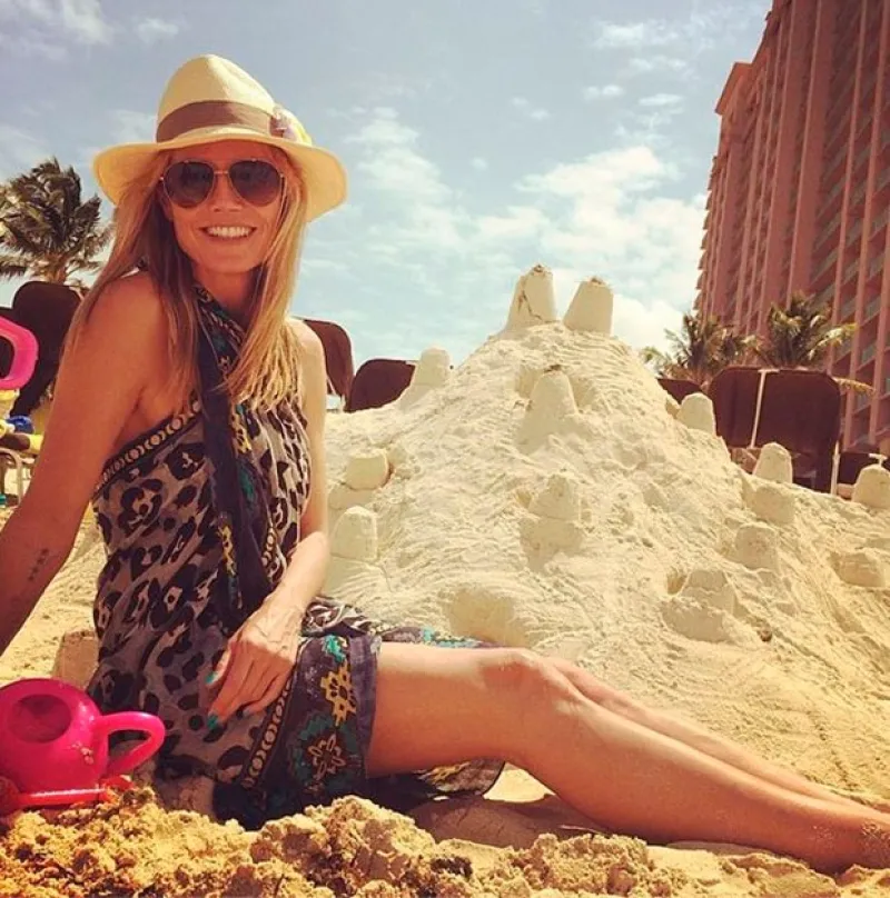 A través de Instagram, la sexy rubia de cuarenta años compartió una fotografía en la que la vemos sentada en la arena construyendo castillos.