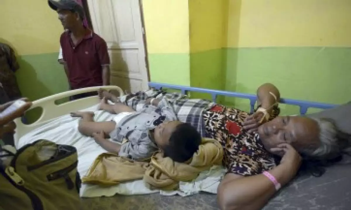 Una anciana y su nieto reciben atención médica en un hospital en Siwa tras el hundimiento de la nave en la que viajaban (Foto: Reuters)