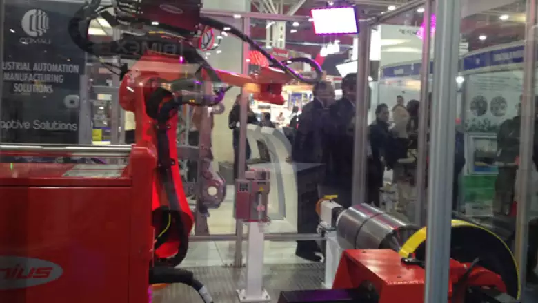 Comau les mostr� rob�tica italiana, usada primordialmente para soldaduras de la industria automotriz