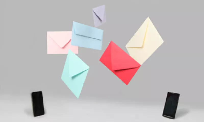 La gente aún revisa regularmente sus buzones, a pesar de contar con teléfonos multifuncionales. (Foto: Getty Images)