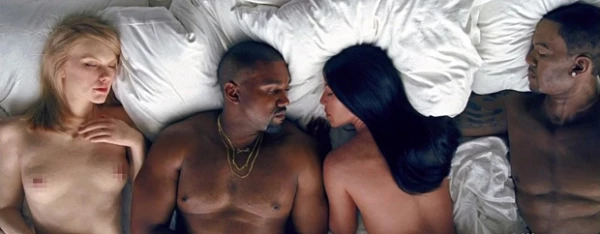 Al lado de Kanye aparecen Taylor y Kim, y junto a ésta última está Ray J, su ex pareja.