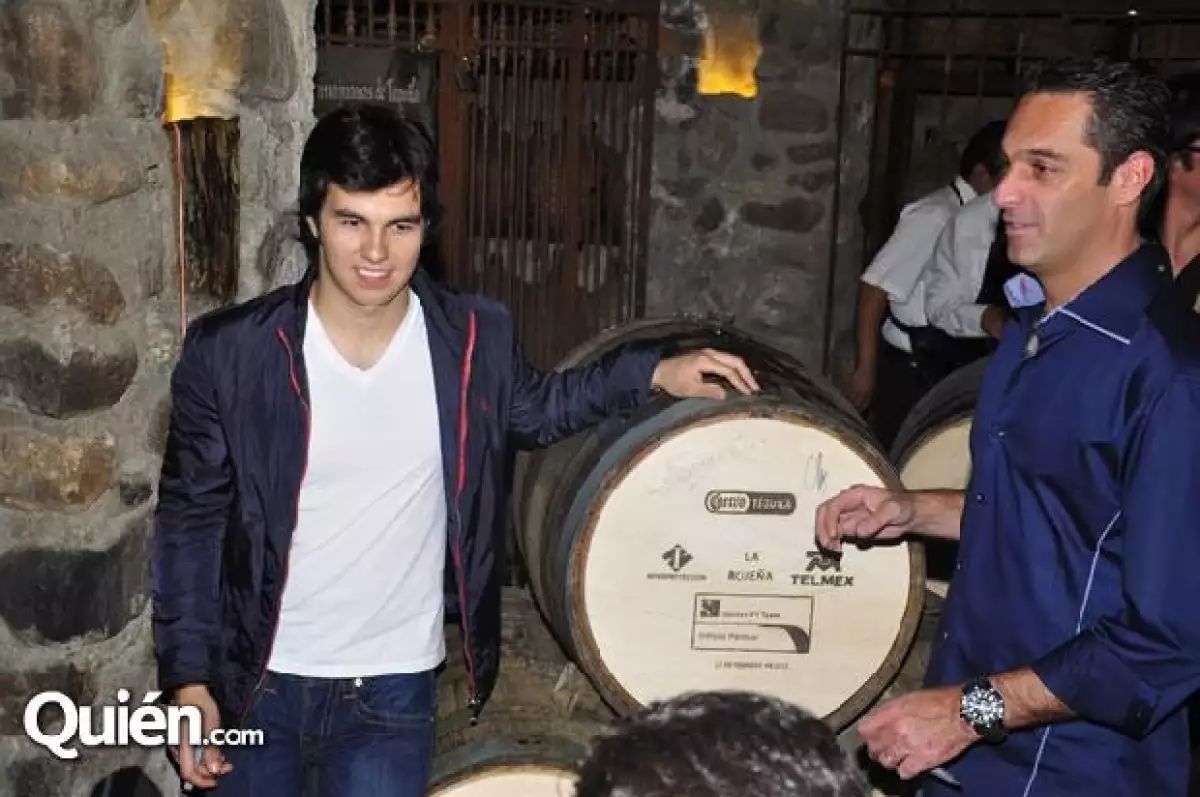 Carlos Slim Domit con el piloto mexicano Checo Pérez en la Hacienda Tequila Cuervo de Juan Domingo Beckman