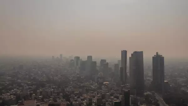 (Vista aérea de la Ciudad de México en contingencia ambiental)