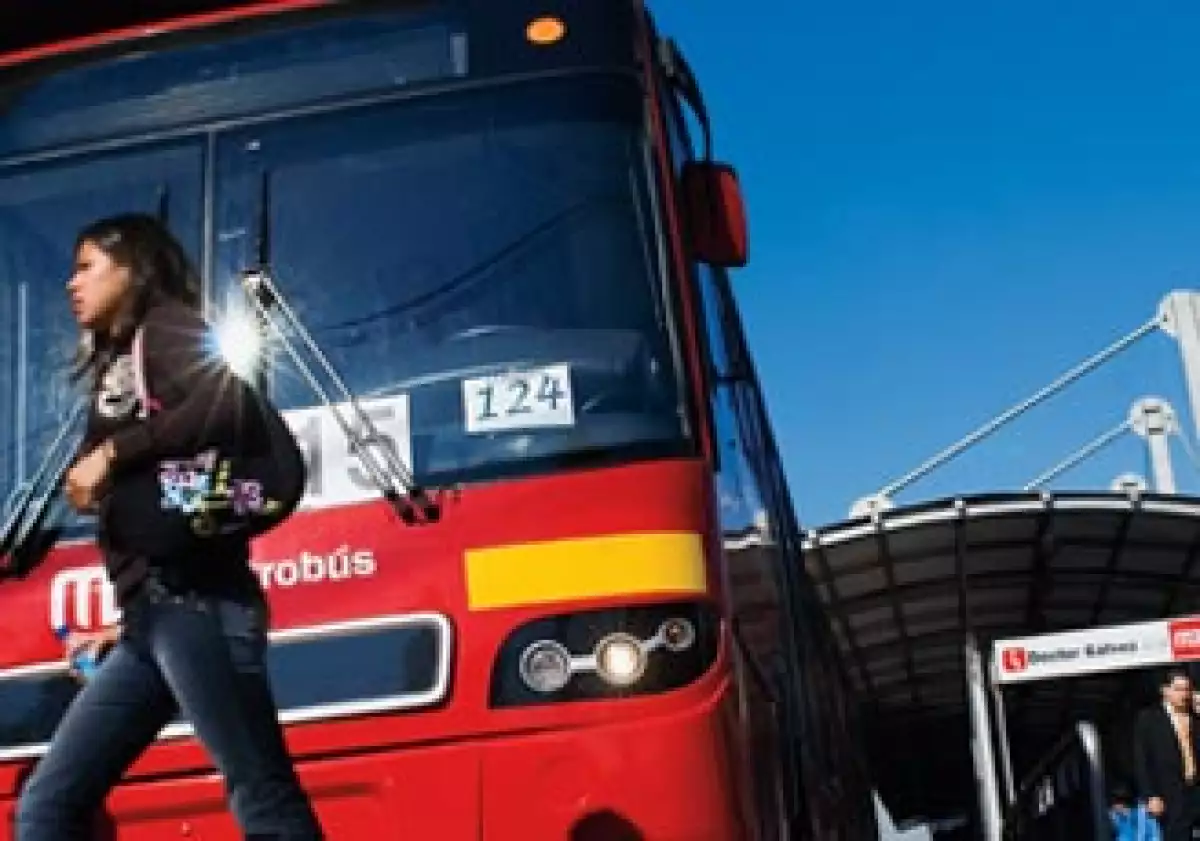 La ciudad de México tiene al menos 15 vialidades que poseen las condiciones para ampliar la red de metrobús. (Foto: Federico Gama)