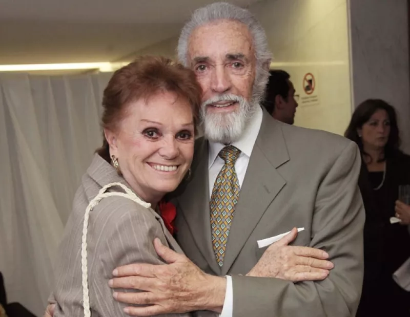 El primer actor nos confesó que ahora que logró salir adelante del cáncer de pulmón que padecía, desea hacer realidad uno de sus más grandes sueños que es ser escultor.