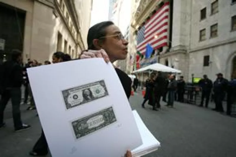 La pintora Laura Gilbert repartió billetes falsos para reprochar sobre la situación económica de EUA.