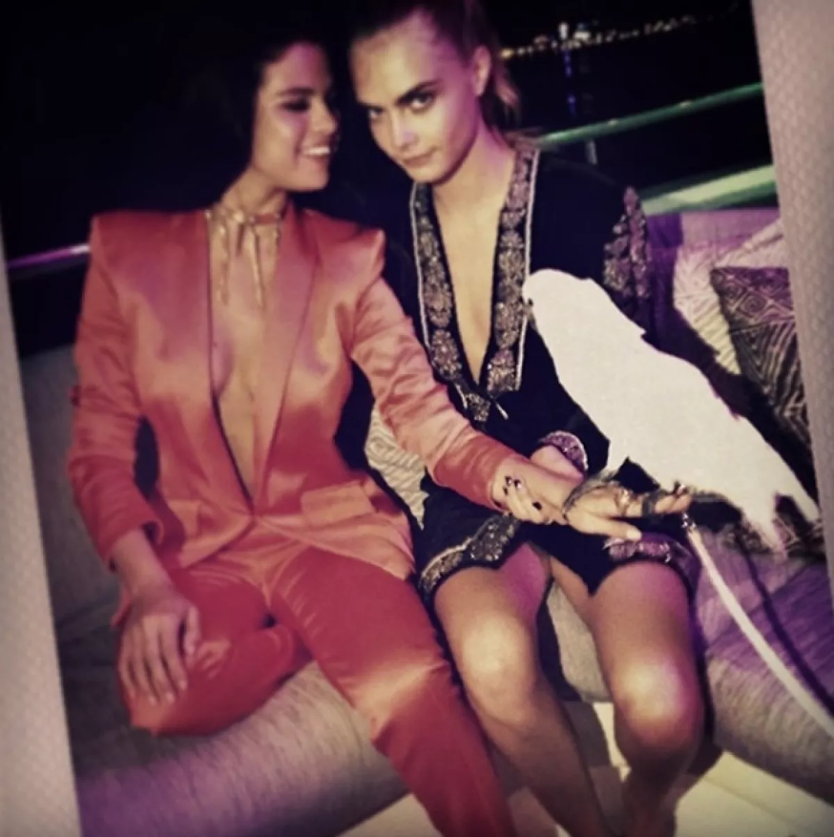 Selena y Cara hicieron la dupla perfecta en sus vacaciones francesas.