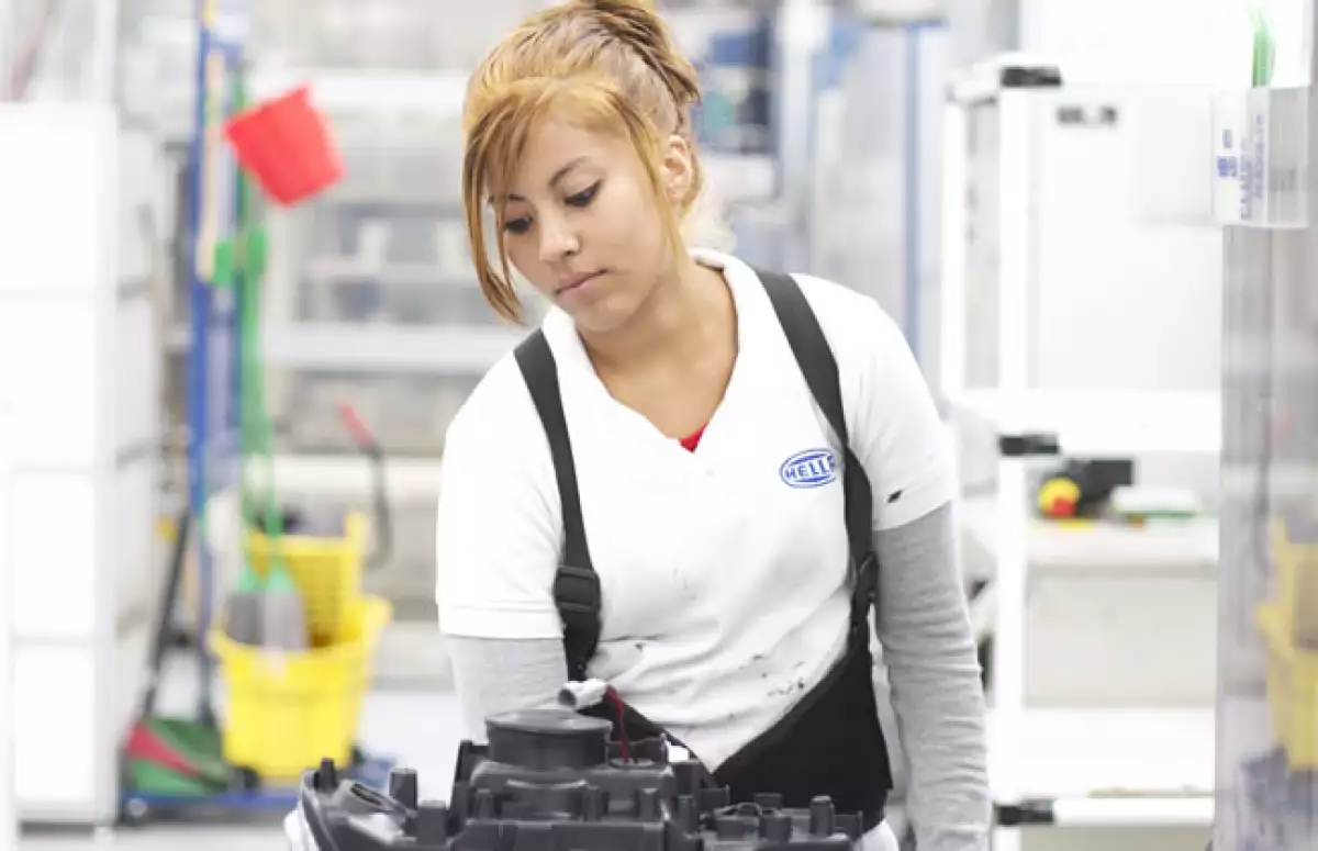 La fabricaci�n de partes y componentes es la rama manufacturera que emplea m�s mujeres