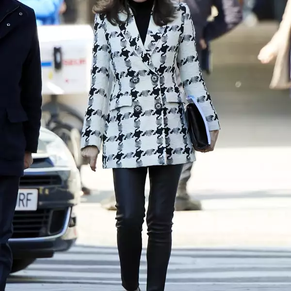 Reina Letizia luciendo un look low-cost para su primera aparición del 2020, su saco es de Uterqüe y sus pointy shoes Steve Madden