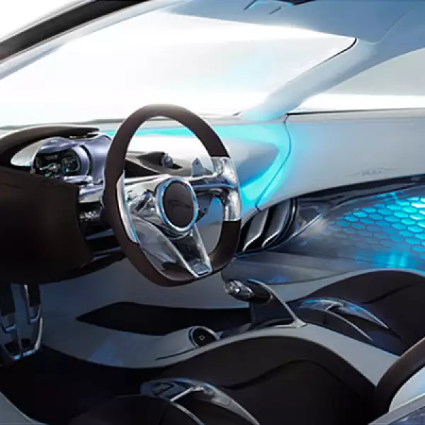 En el interior se combinan materiales de neopreno y piel fabricados a mano y dos tipos de aluminio diferentes.