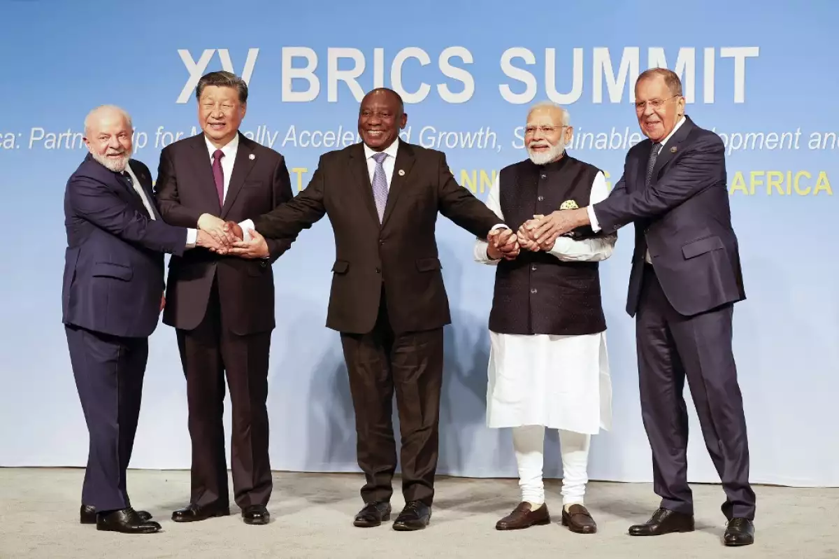 (De izquierda a derecha) El presidente de Brasil, Luiz Inácio Lula da Silva, el presidente de China, Xi Jinping, el presidente sudafricano, Cyril Ramaphosa, el primer ministro de India, Narendra Modi, y el ministro de Asuntos Exteriores de Rusia, Sergei Lavrov, posan para una foto familiar de los BRICS durante la Cumbre BRICS de 2023 en el Centro de Convenciones Sandton en Johannesburgo el 23 de agosto de 2023.