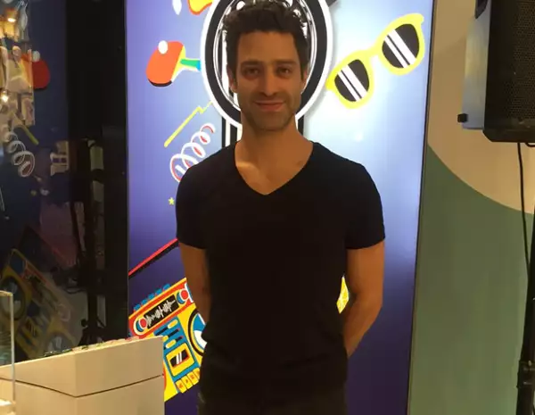 Ari Borovoy describe su estilo como cómodo. Sus jeans, t-shirt negra, Stan Smiths de Adidas y su reloj Swatch lo comprueban.