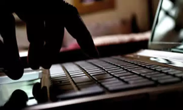 Los piratas usaron presuntamente la aplicación Buscar para bloquear las pantallas. (Foto: Getty Images)