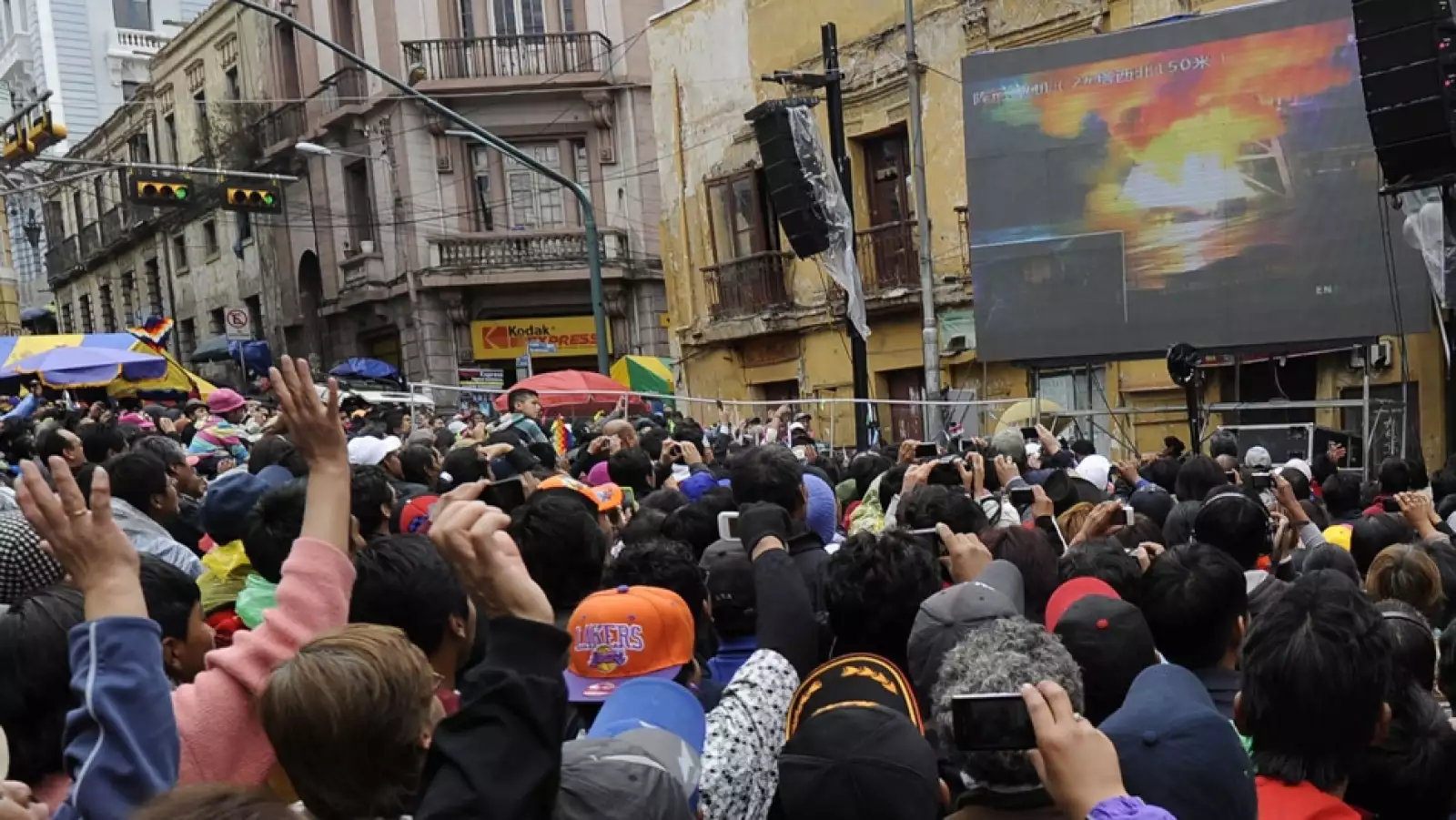 bolivianos observan el lanzamiento de su satelite