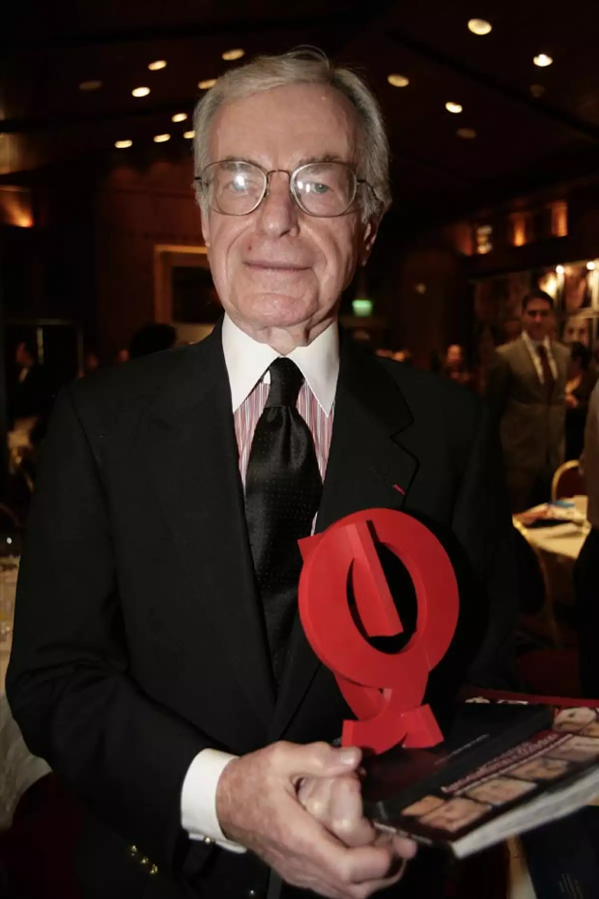 Jacobo Zabludovsky con su reconocimiento QUién 50.