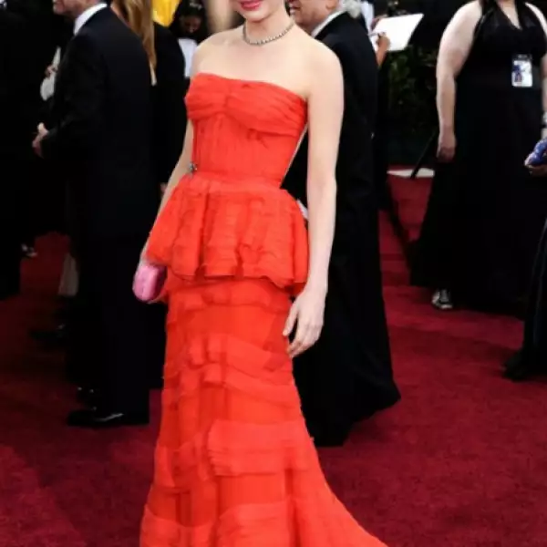 La estadounidense sigue una línea muy femenina por lo que no fue extraño verla con un vestido corte sirena de Louis Vuitton.