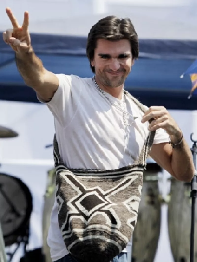 En este espacio hay libertad, escribió el cantante colombiano en su perfil de Twitter, luego de que algunos de los integrantes de este espacio respondieron a su pequeña broma.