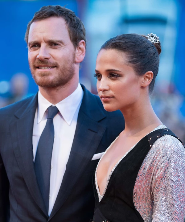 Michael Bassbender y Alicia Vikander
