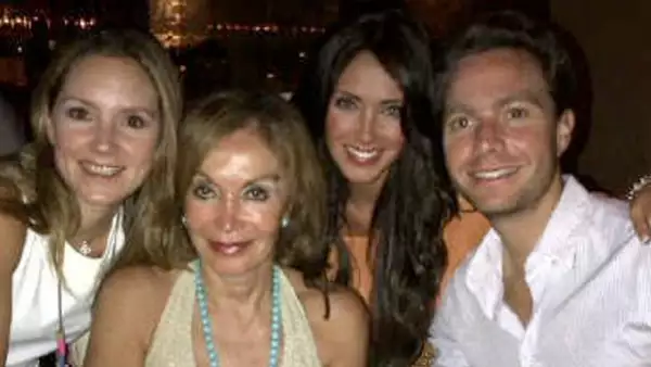 La cantante y Manuel Velasco siguen presumiendo que su noviazgo va mejor que nunca. Aquí una foto de la pareja con la familia del virtual gobernador de Chiapas.