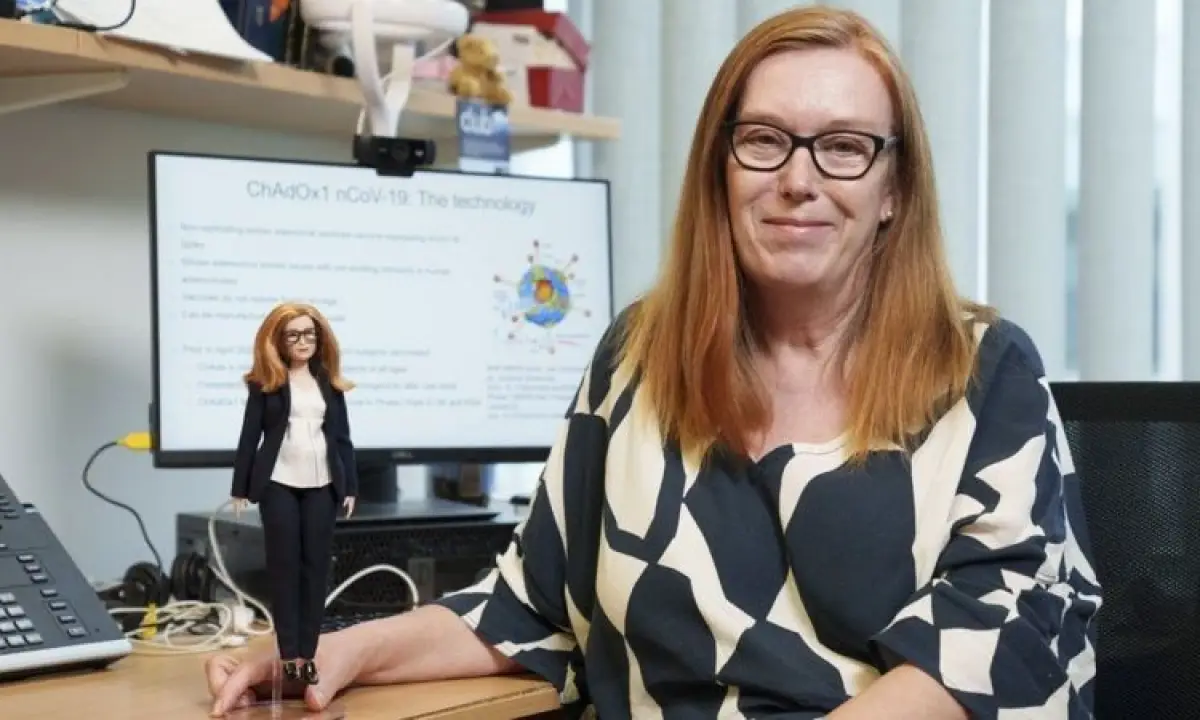 Barbie estrena muñeca inspirada en creadoras de vacuna contra COVID-19