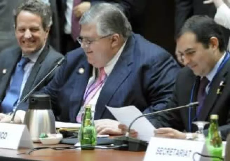 De izquierda a derecha, Geithner, titular del Tesoro de EU; Carstens, gobernador de Banxico, y Cordero, secretario de Hacienda. (Foto: Reuters)