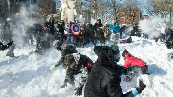 Aunque la situación fue apremiante por horas, para algunos significó diversión, como este grupo de 'superhéroes' que intentó defender Dupont Circle.