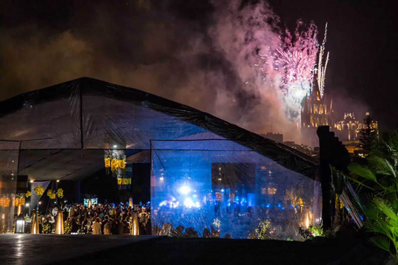 Fuegos artificiales iluminan la mágica ciudad