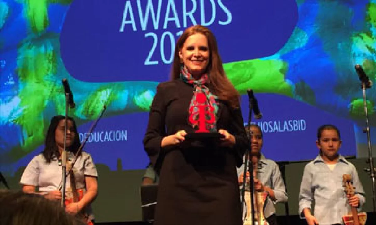 Como premio le dieron 5,000 dólares, un curso, una tableta y libros (Foto: Tomada de la página de Facebook de Elisa Guerra)