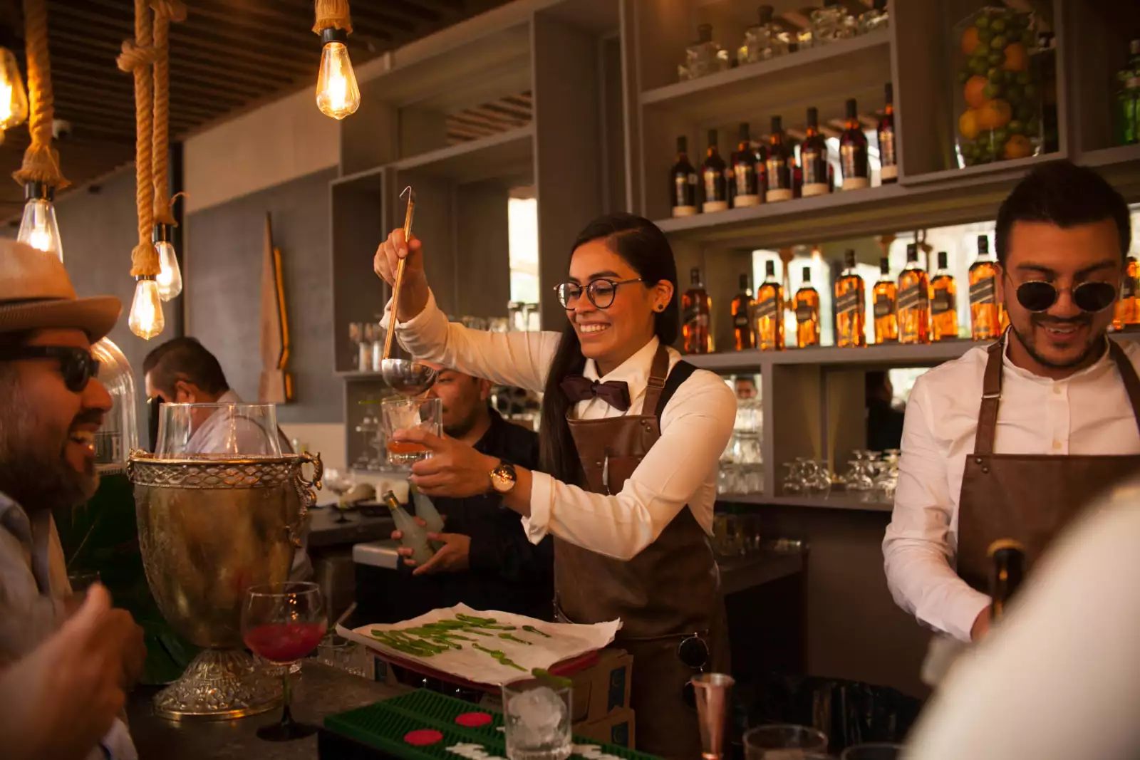 Concursante prepara trago en Taste Your City México.jpg