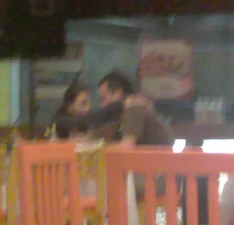 Descubrimos al actor en un restaurante con Ximena del Toro. La pareja luce muy enamorada.