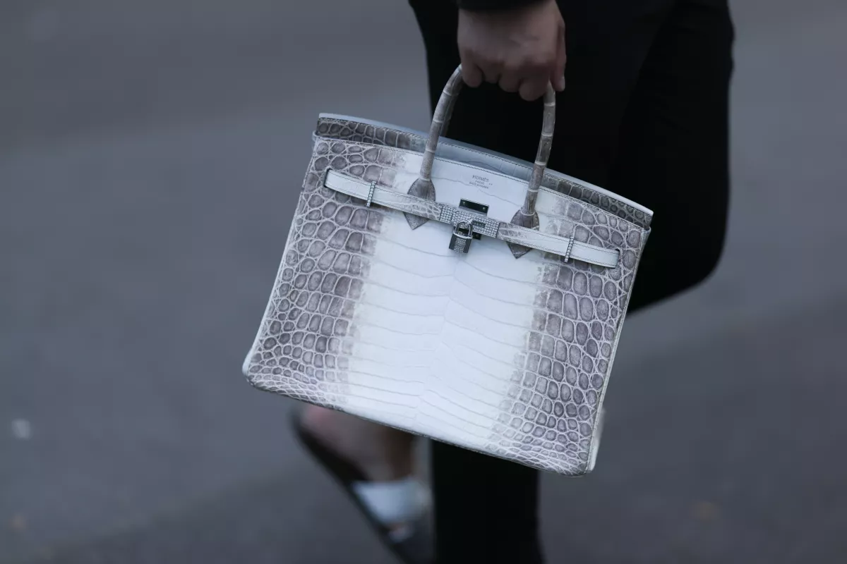 Demandan a Hermès por sus políticas para vender una Birkin