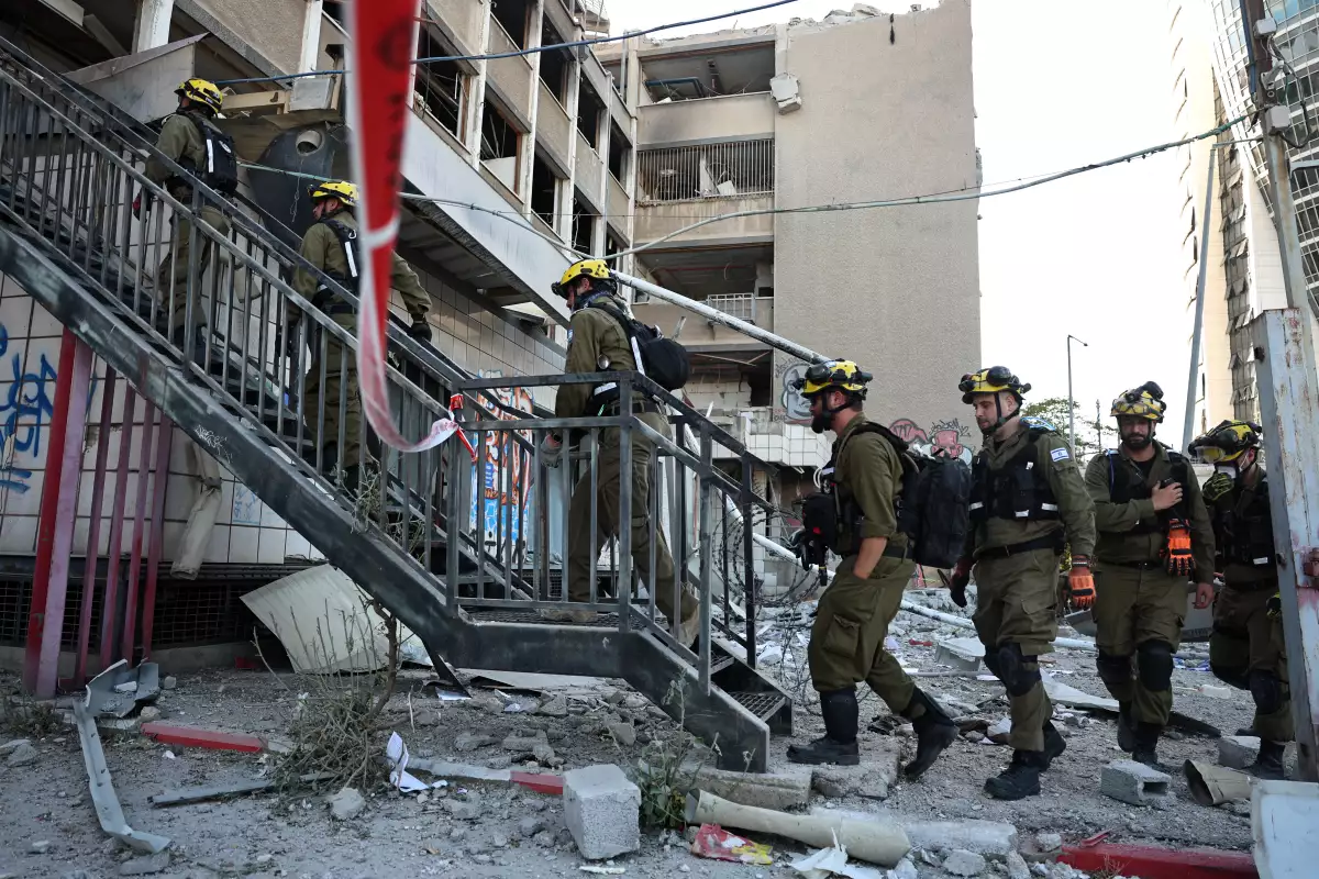 Reino Unido, Australia y Suiza retiran personal diplomático de Irán